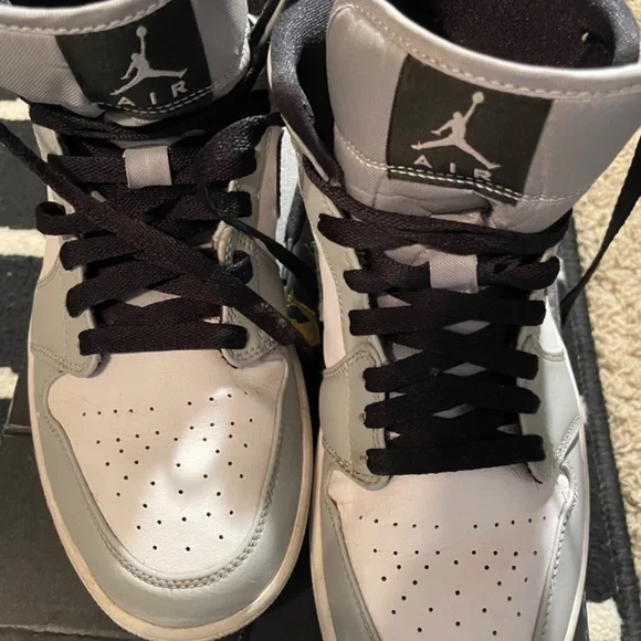 Air Jordan 1 Mid ‘Smoke Grey